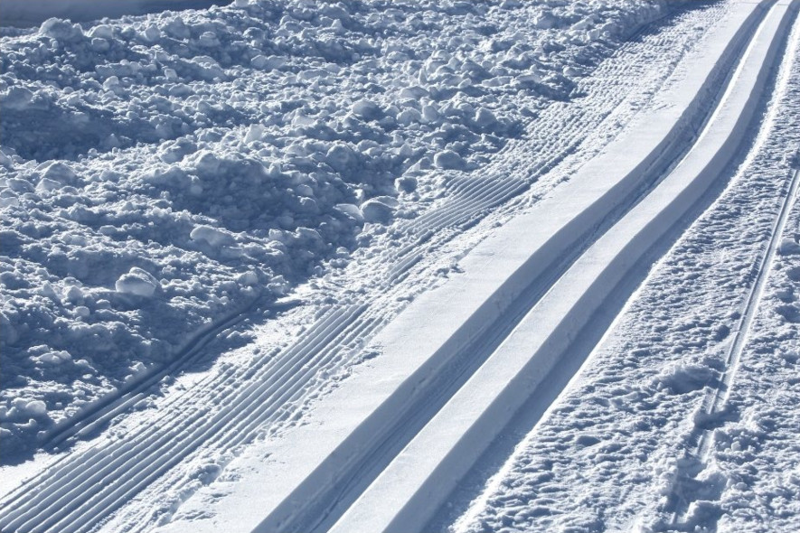 Fina klassiska skidspår dragna med snöskoter