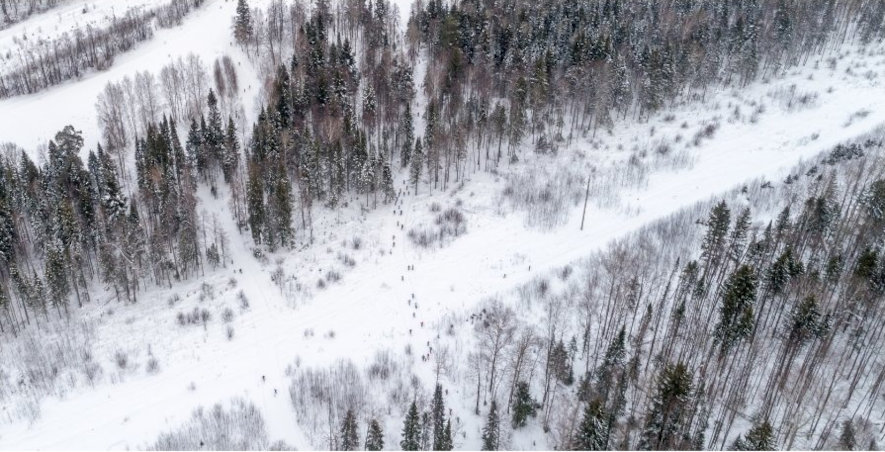 Helikopterbild över del av Vasaloppet