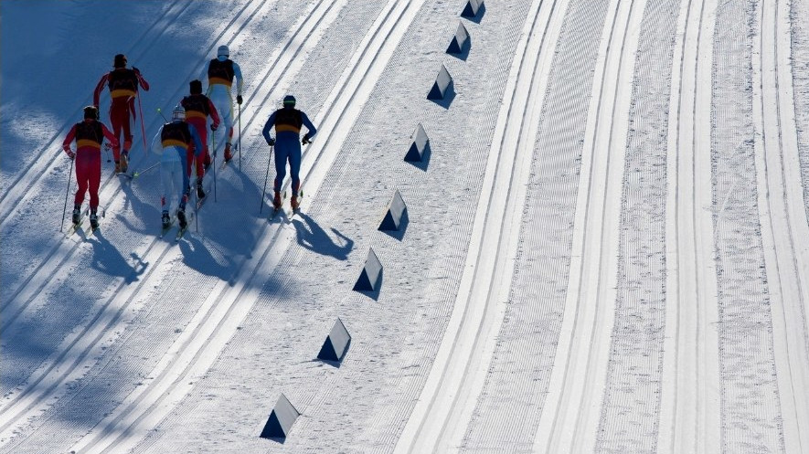 En klunga med åkare på klassiska delen av ett Skiathlonlopp