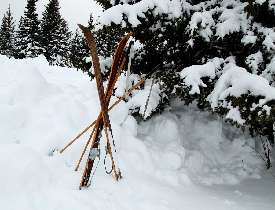 Ett par träskidor korsställda i snön